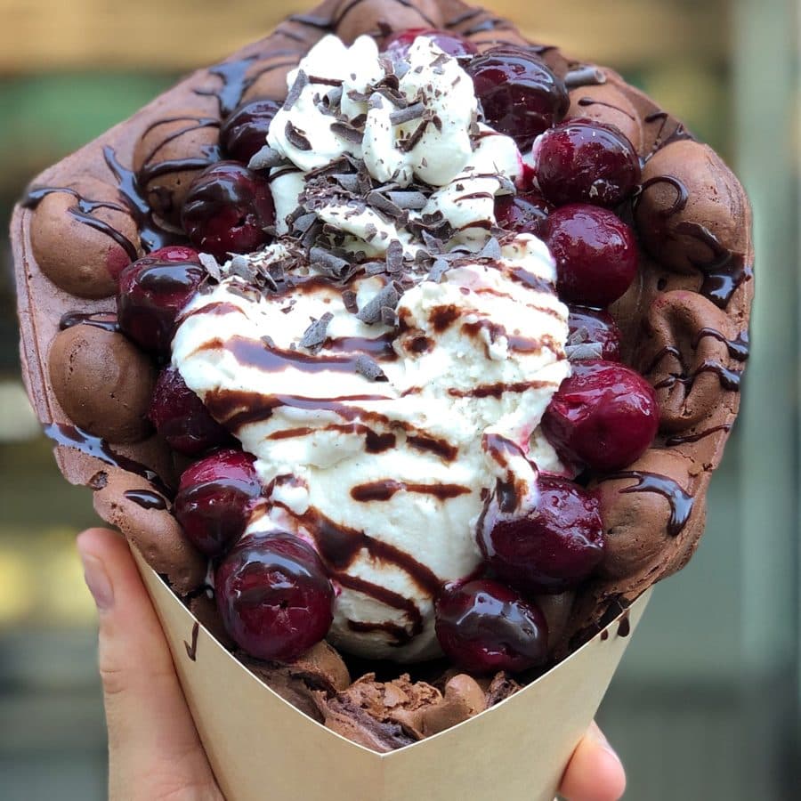 Black Forest Bubble Waffle mit Kirschen und Sahne