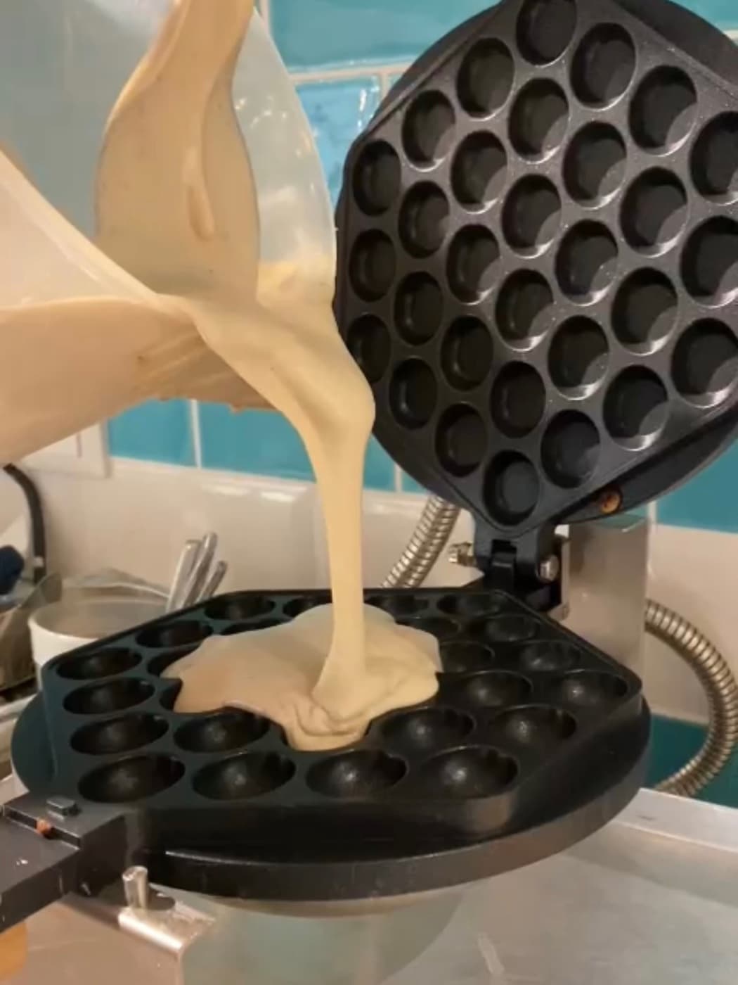 Teig wird ins Bubble-Waffle-Eisen gegossen