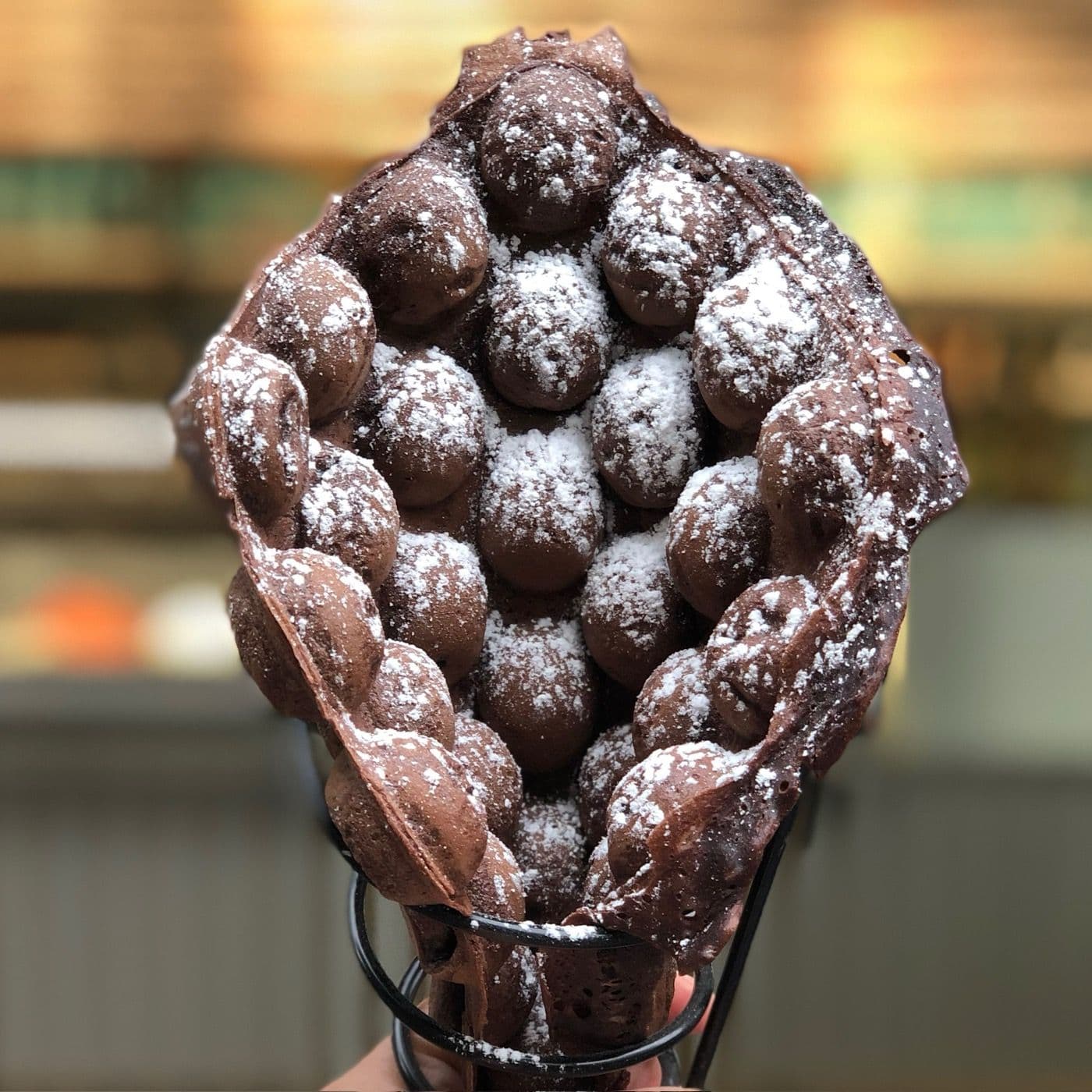 Schoko-Bubble-Waffle mit Puderzucker