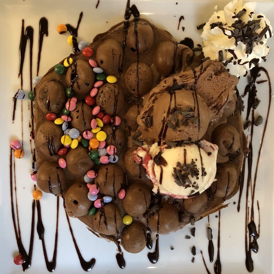 Katchi Waffle mit zwei Kugeln Eis, Toppings und Sauce