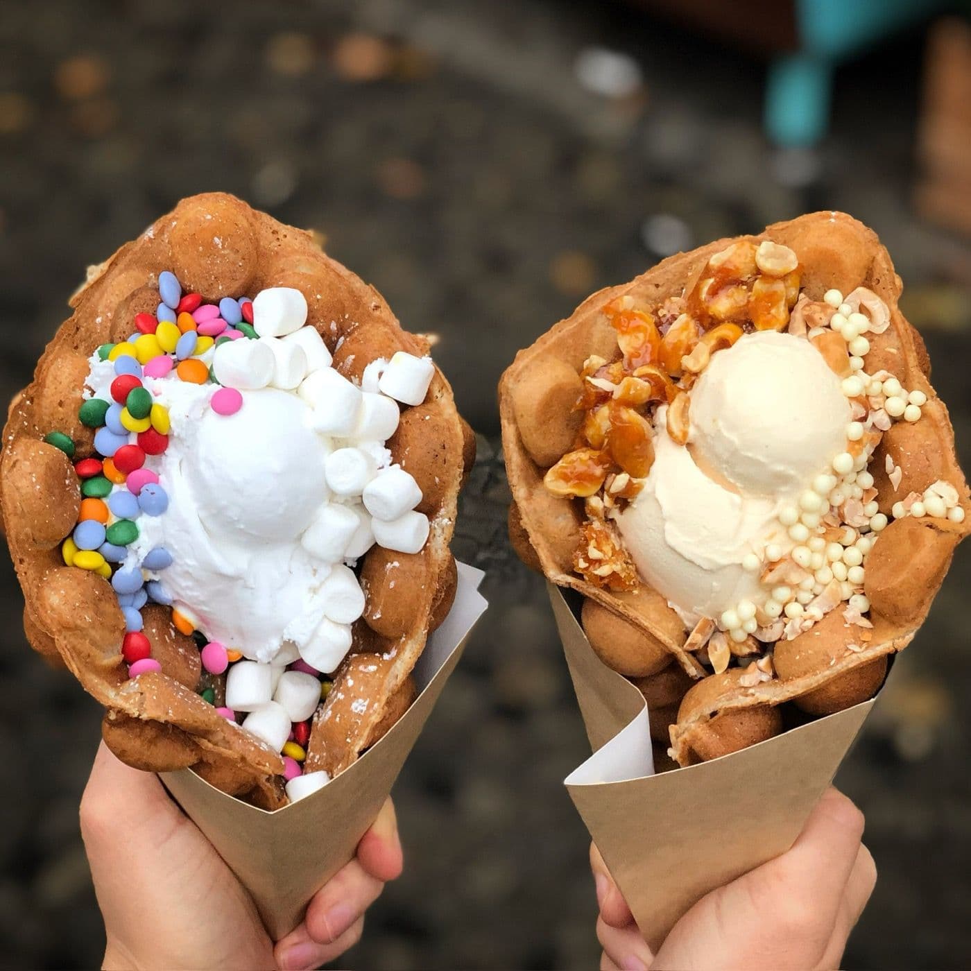 Zwei Bubble Waffles mit Eis und Toppings