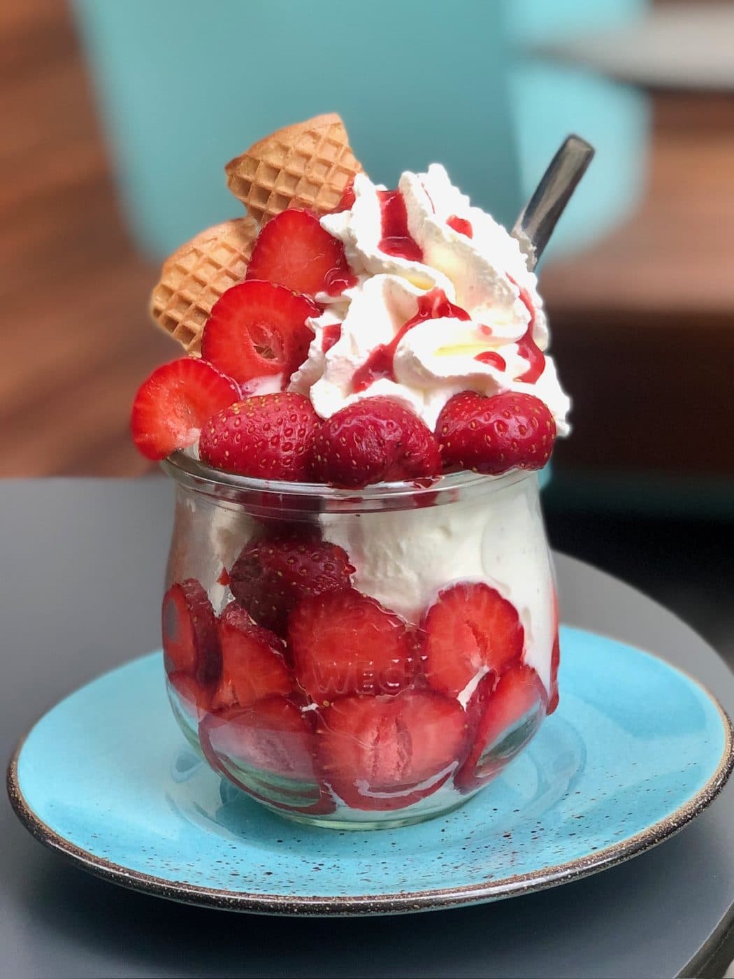 Eisbecher mit Erdbeeren und Sahne von der Eisbecher-Station