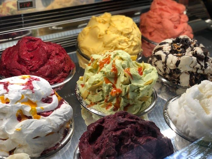 Bunte Eissorten in der Katchi-Vitrine