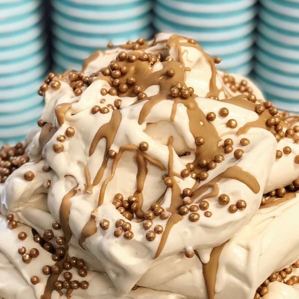 Ausgefallene Eissorte 24 Karat mit Karamellsauce und echtem Blattgold