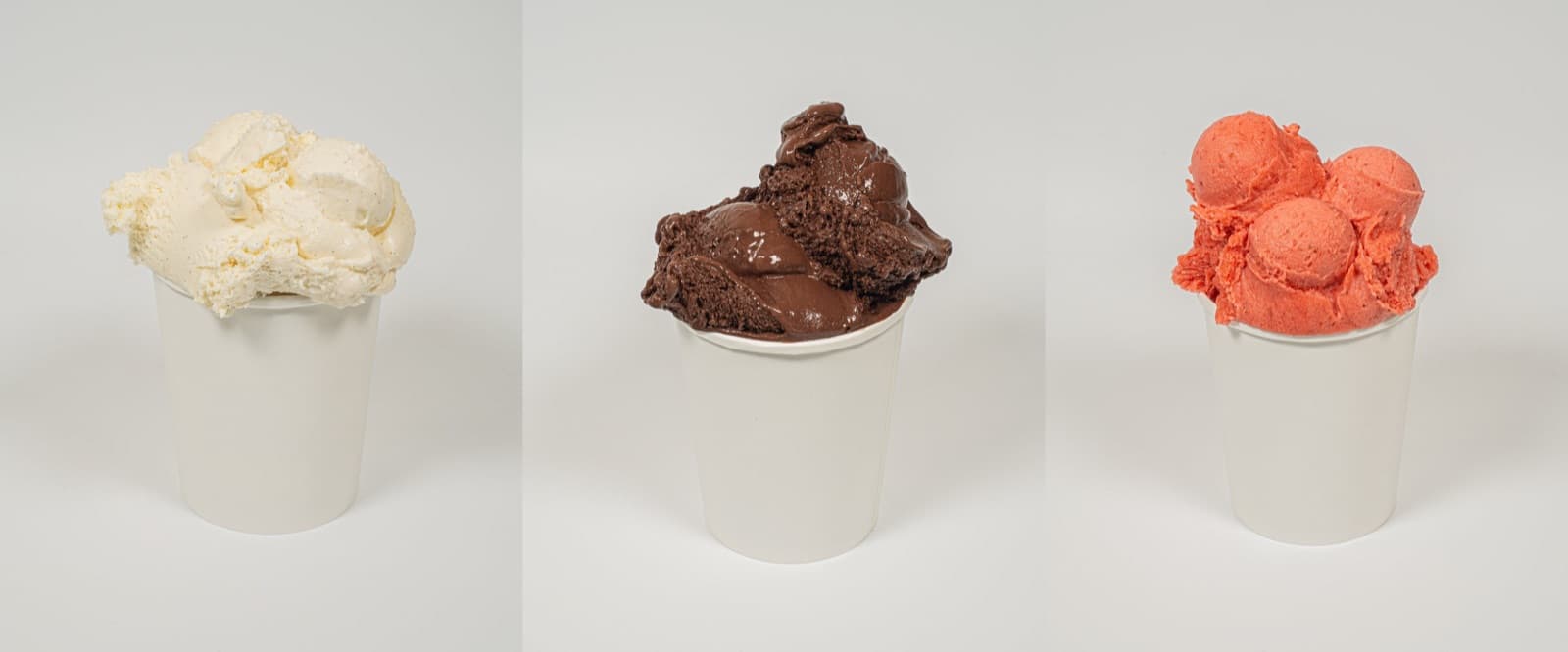 Alte Eissorten bei Katchi: Vanille, Schokolade und Erdbeere im Becher