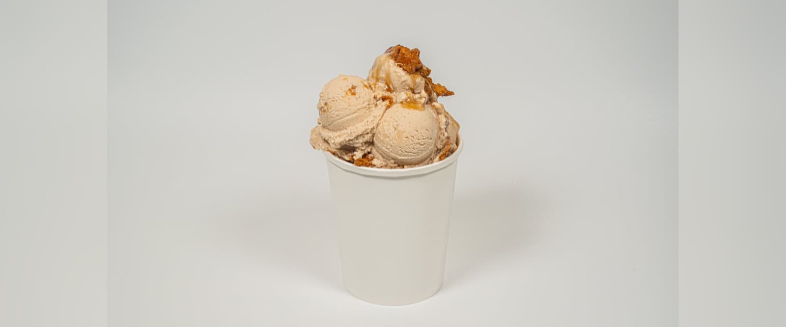 Biscoff-Eis von Katchi mit Lotus-Keksen