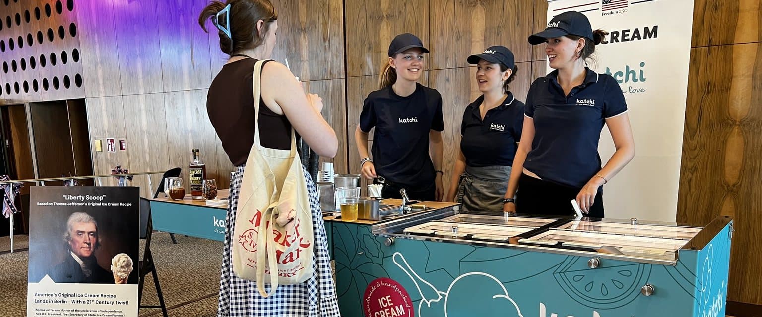 Catering planen mit Katchi: drei Mitarbeiterinnen am Ice Cream Bike beim Firmenevent