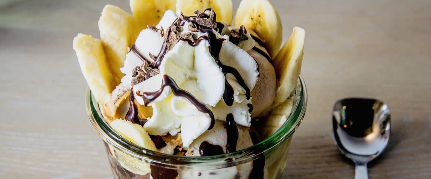 Bananen-Eisbecher im Weckglas mit Sahne und Schokosauce