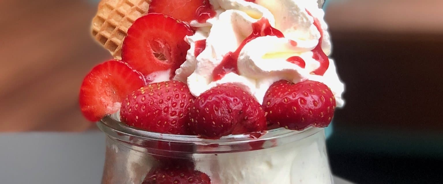 Erdbeerbecher im Glas – eines der Rezepte zum Eisbecher selber machen