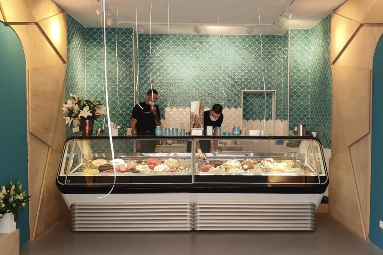 Eiscafé Katchi am Hackeschen Markt: Eisvitrine und Theke