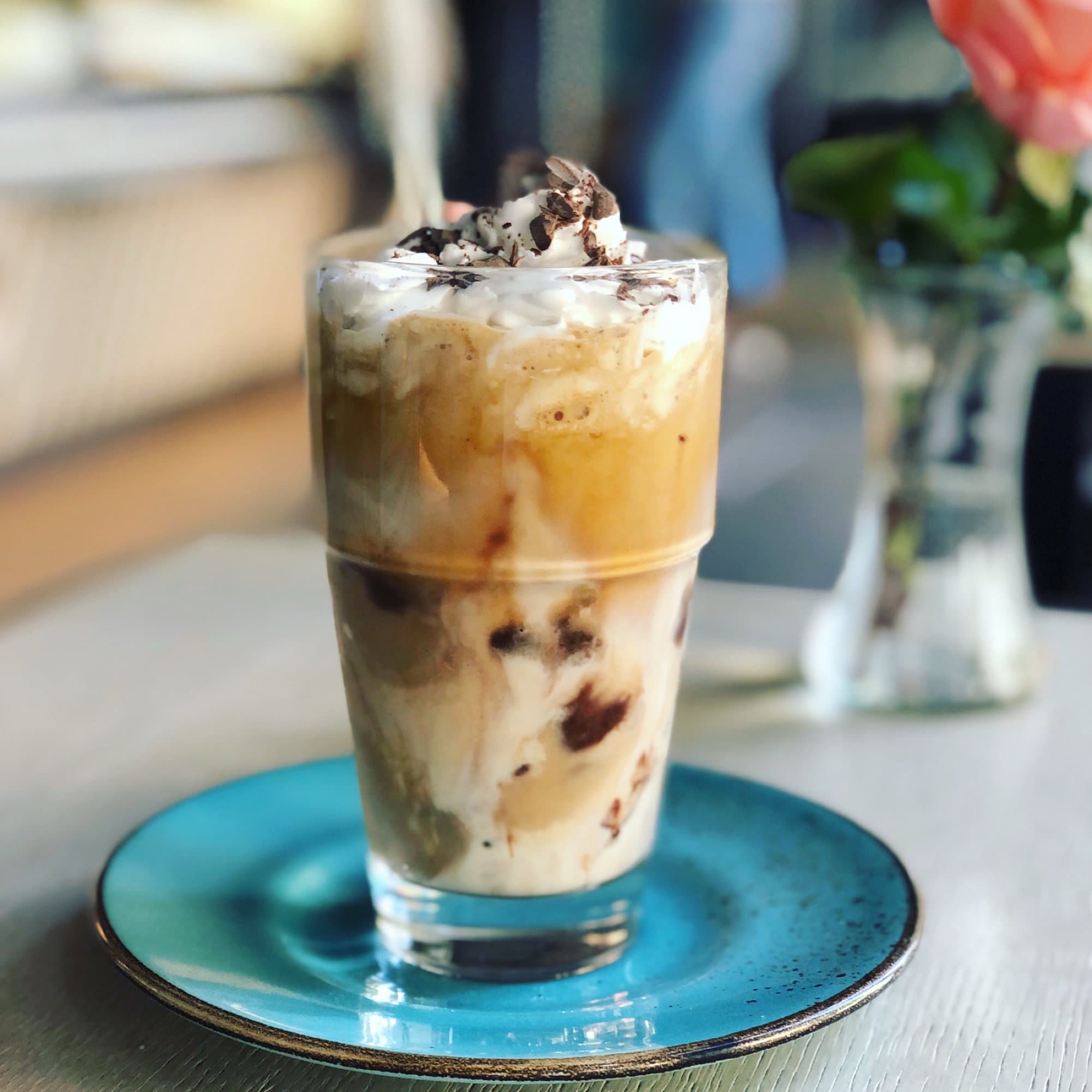 Eiskaffee mit Vanilleeis und Sahne im Glas