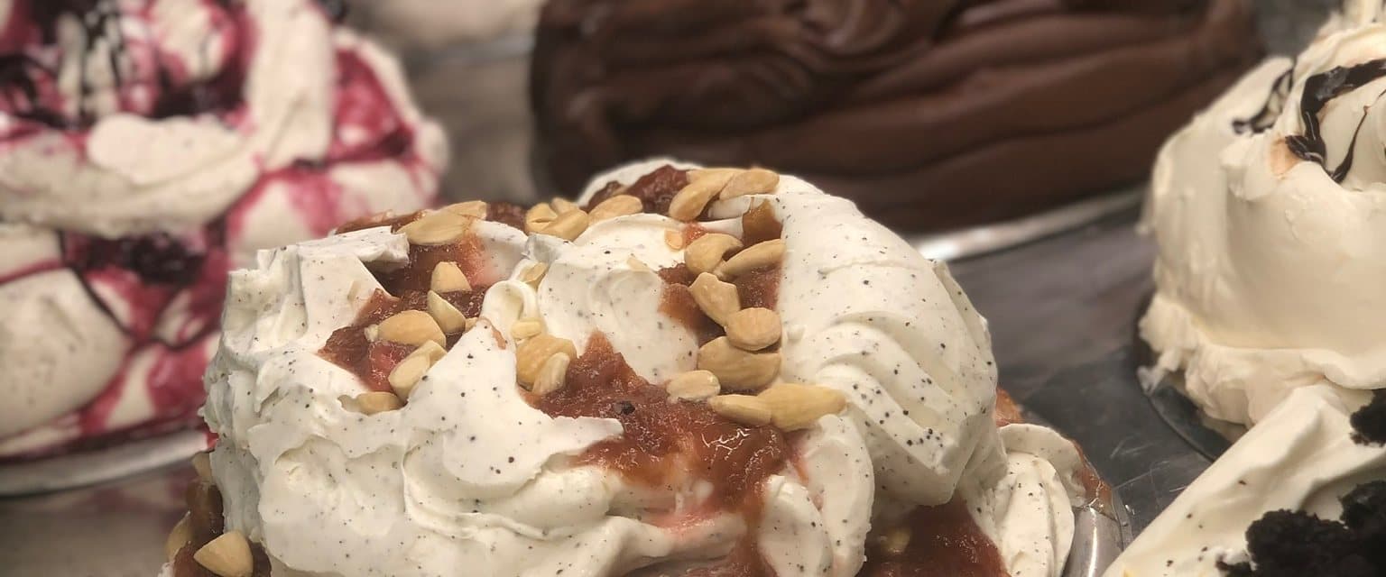 Handwerkliches Eis mit Toppings, frisch in der Katchi-Vitrine