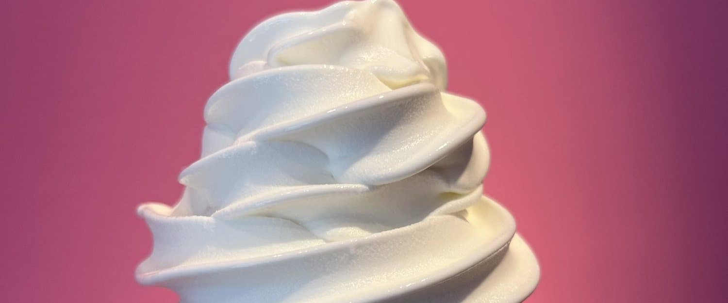 Softeis: Vanille-Softeis in der Waffel vor pinker Wand