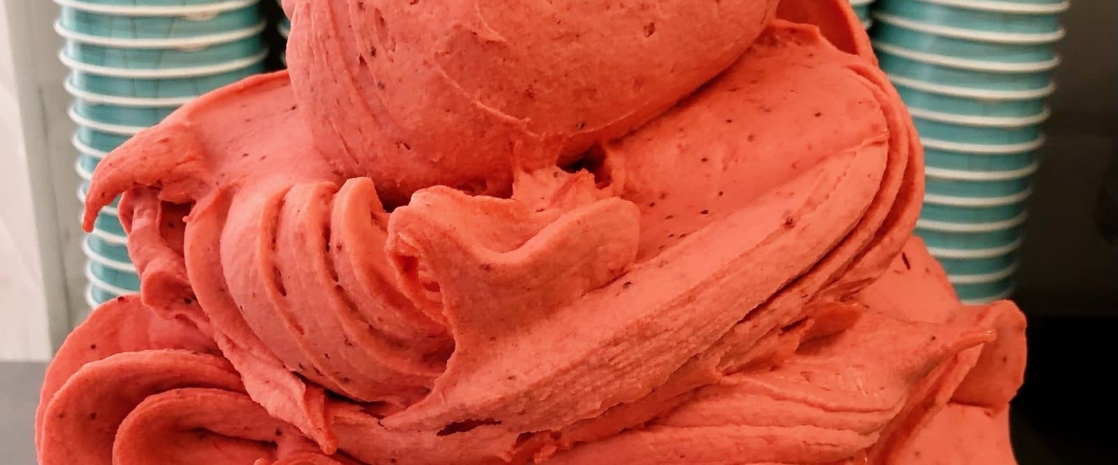 Sommer-Eis: Erdbeersorbet in der Eiswanne bei Katchi