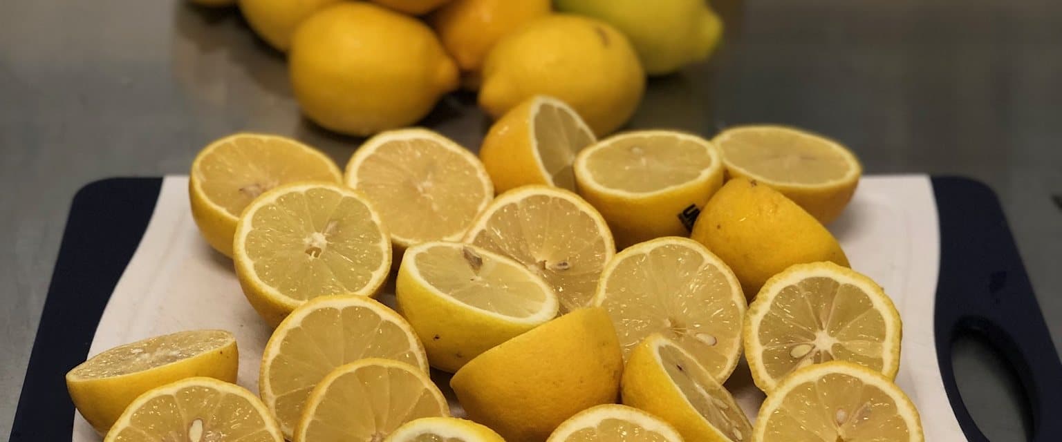 Frische Zitronen für Sorbet in der Katchi-Manufaktur
