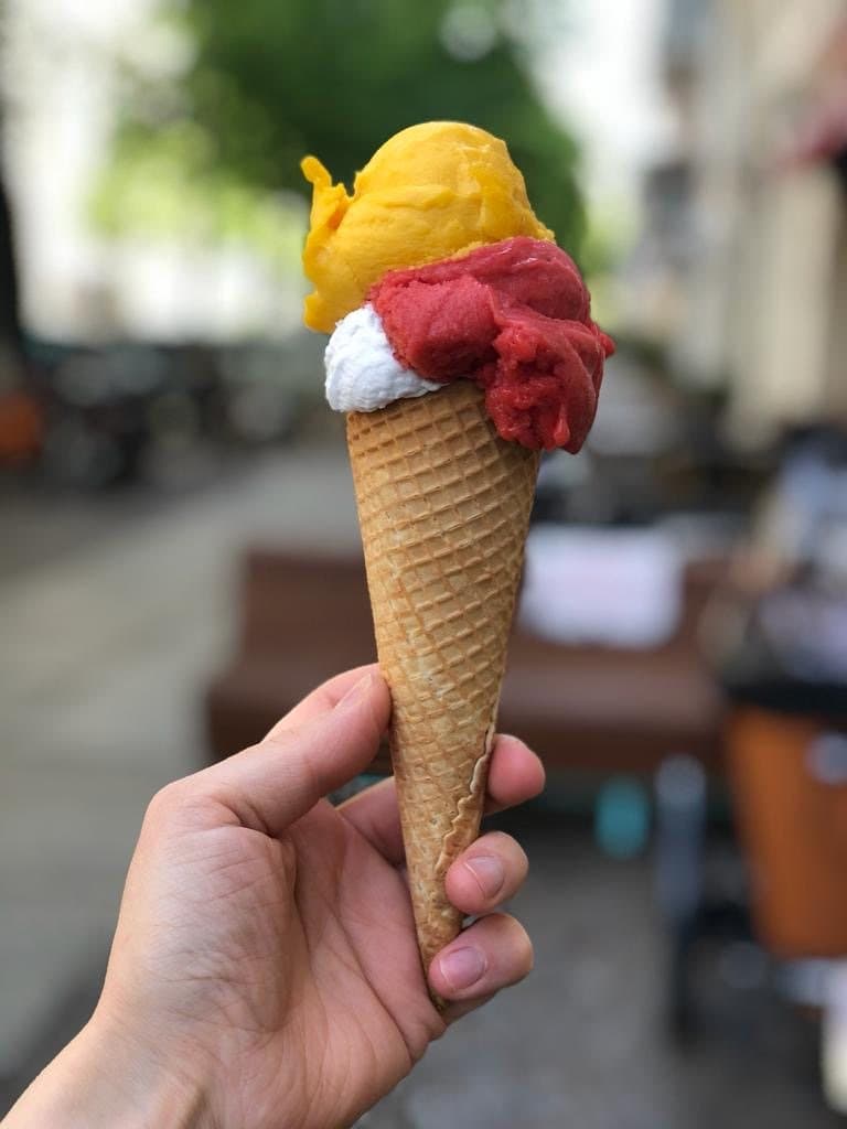 Eiswaffel mit Erdbeereis in der Hand