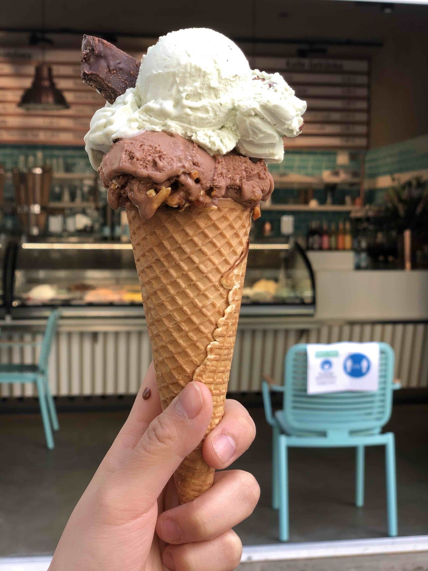 Zwei Kugeln Eis in der Waffel im Katchi-Laden