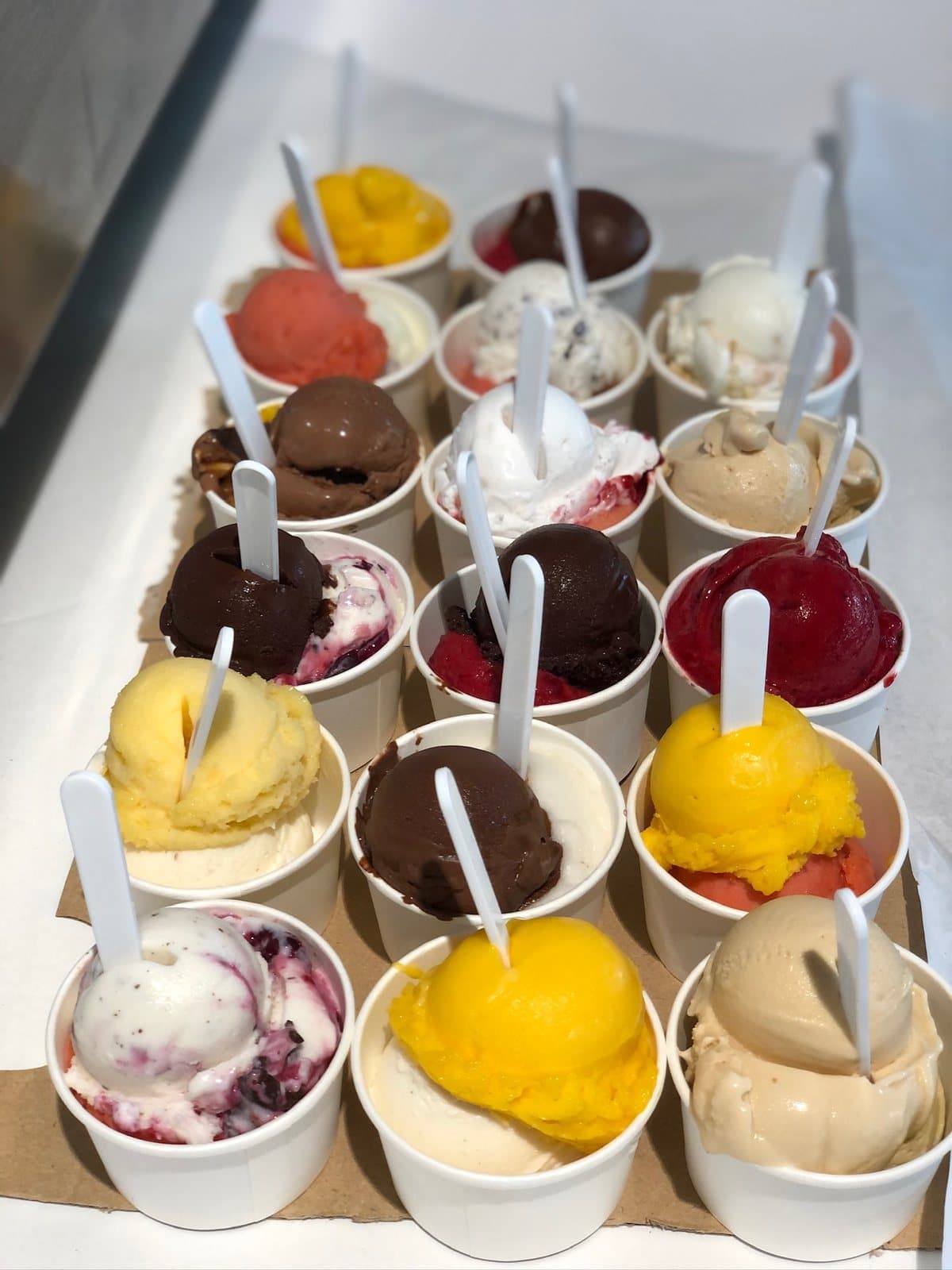 Becher mit verschiedenen Eissorten nebeneinander