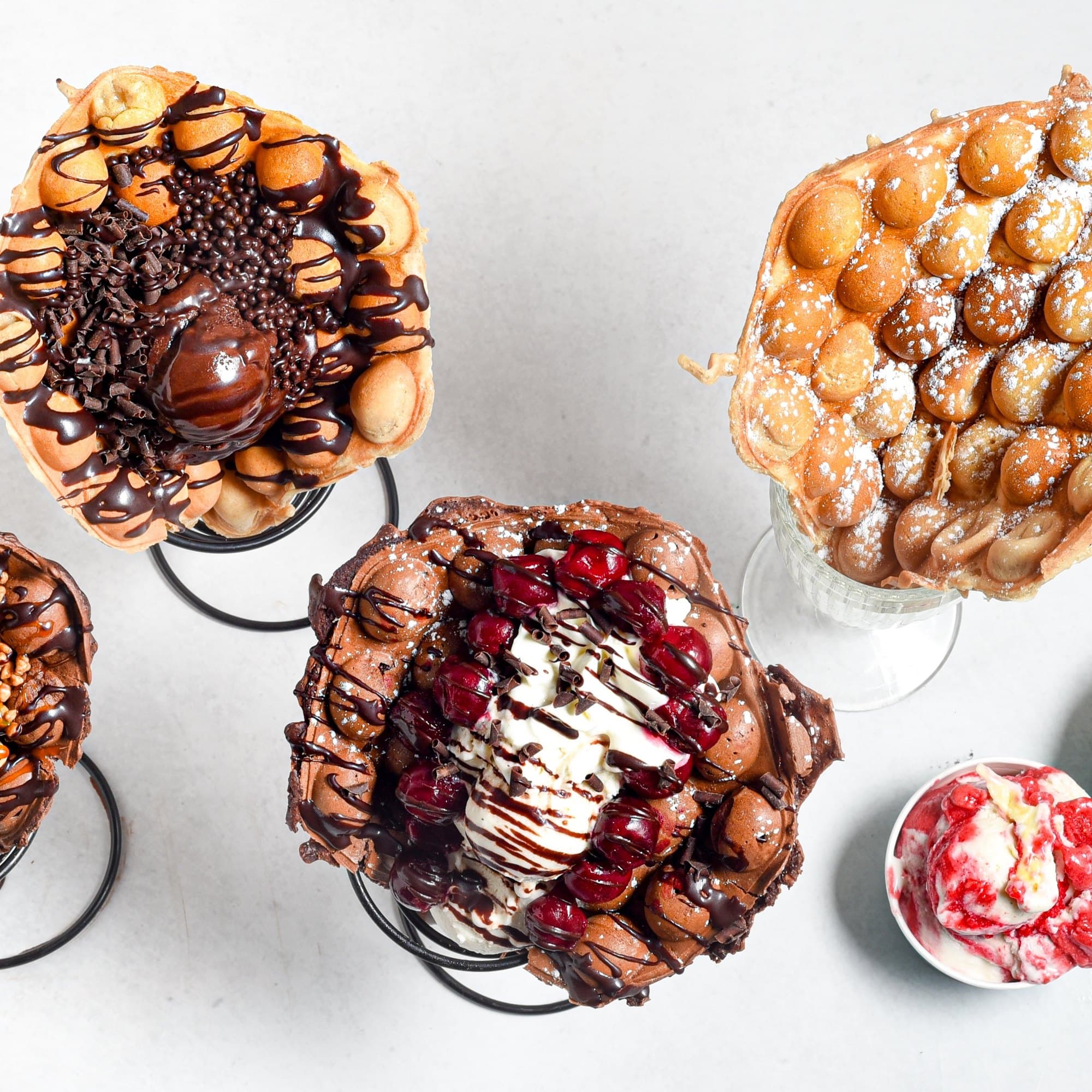 Drei Bubble Waffles von oben mit verschiedenen Toppings