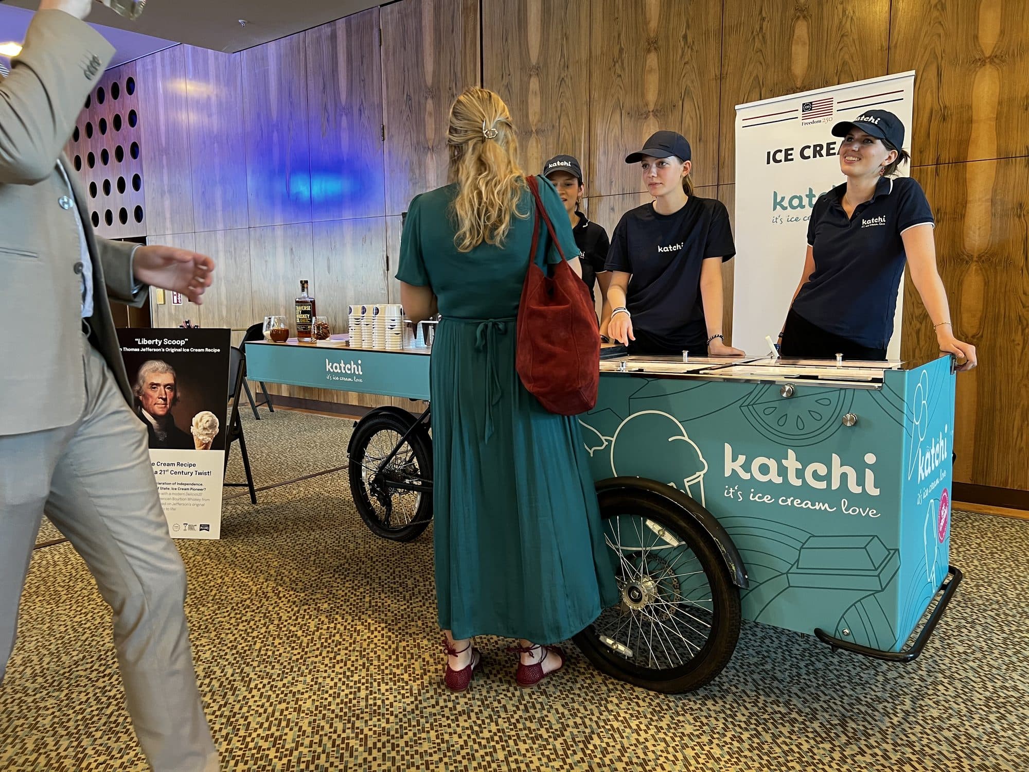 Katchi-Team am Ice Cream Bike, Gäste holen sich Eis