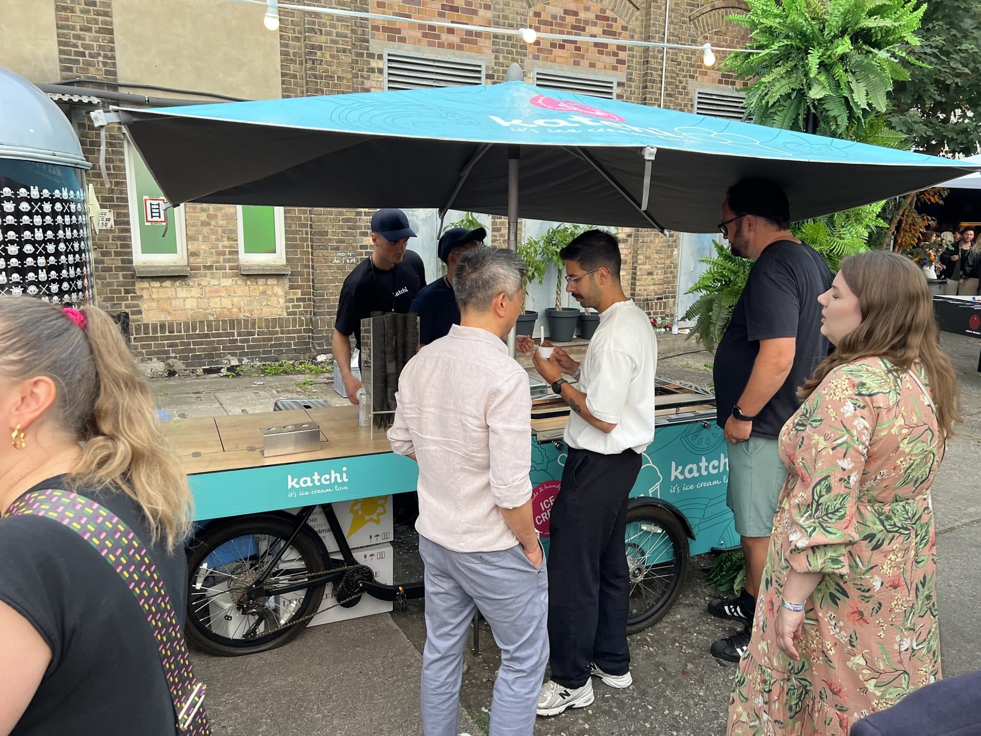 Gäste am Katchi Ice Cream Bike beim Open-Air-Event