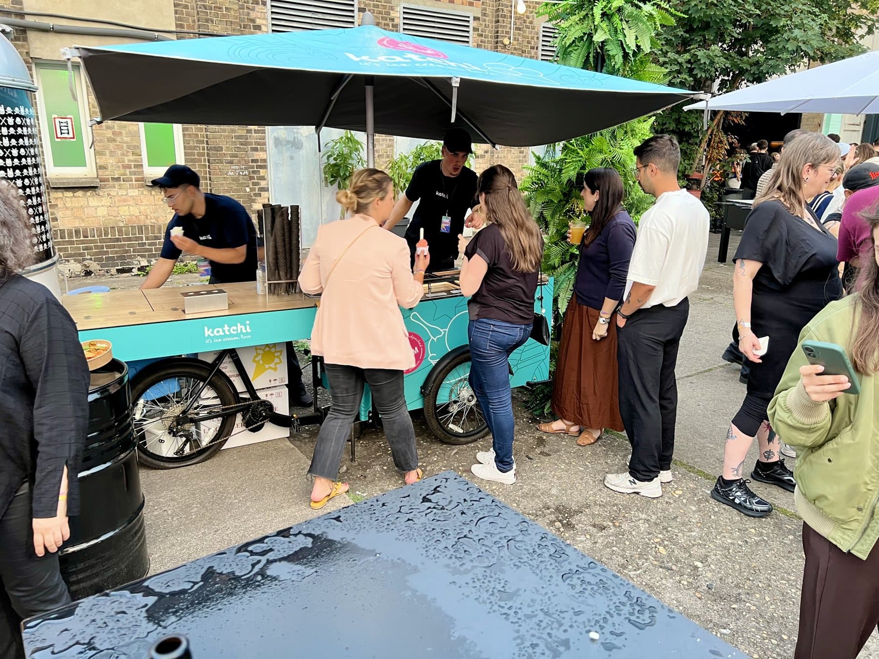 Katchi Ice Cream Bike mit Sonnenschirm beim Open-Air-Event