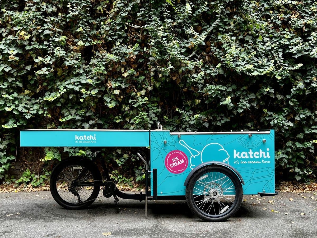 Katchi Ice Cream Bike vor einer grünen Hecke