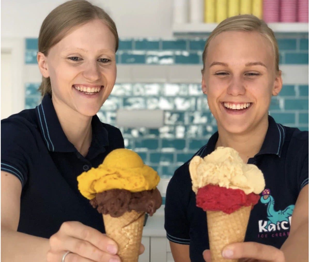 Zwei Katchi-Mitarbeiterinnen lachen mit Eis in der Waffel