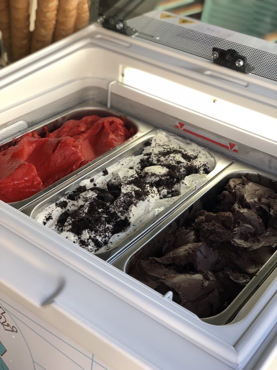 Eissorten in der Tischvitrine