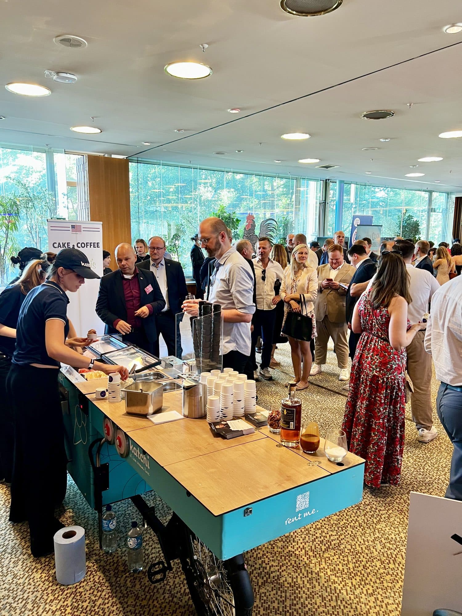 Lange Schlange vor dem Katchi Ice Cream Bike beim Firmenevent