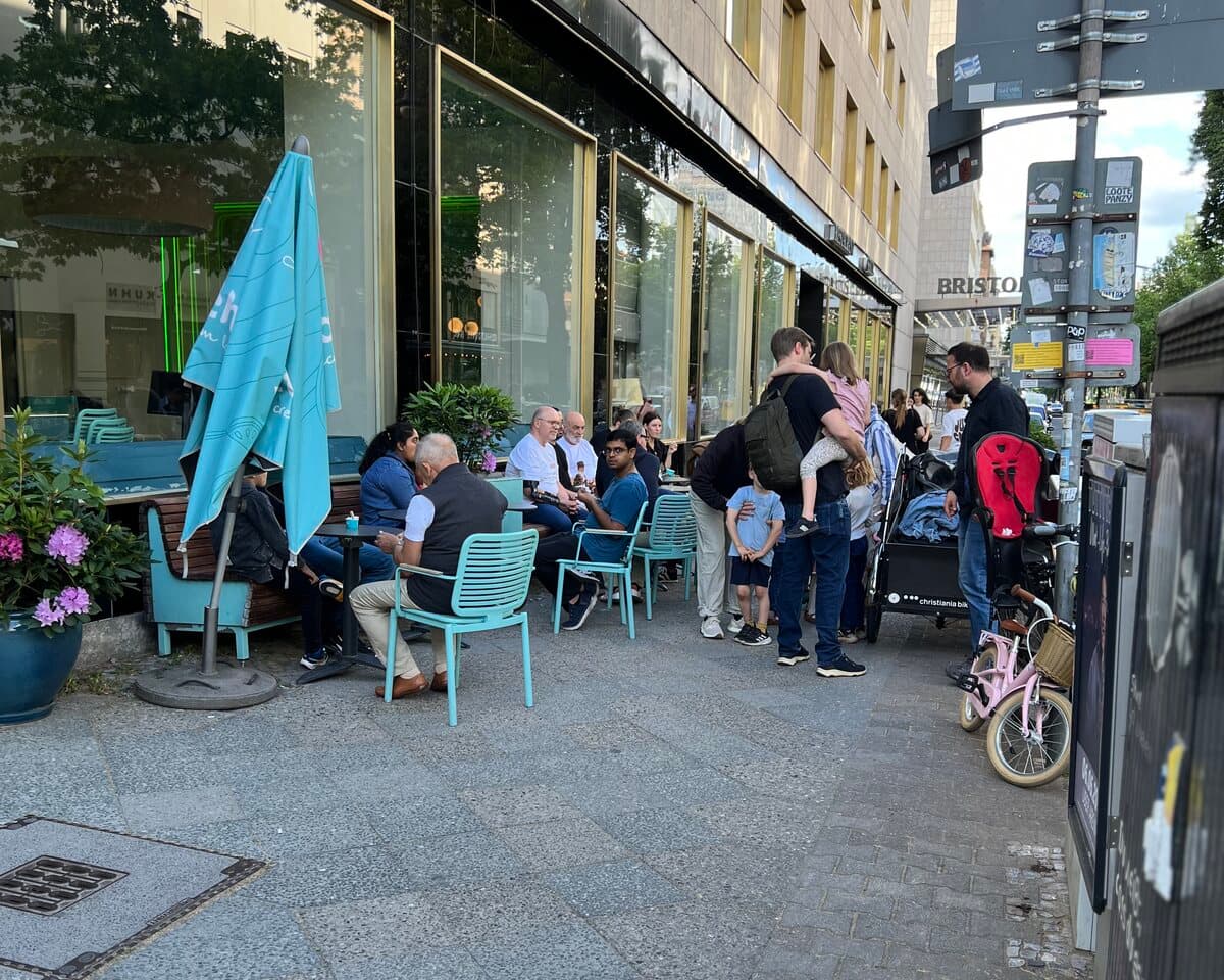 Katchi Eisdiele am Ku'damm 27 im Hotel Bristol, Gäste auf der Terrasse