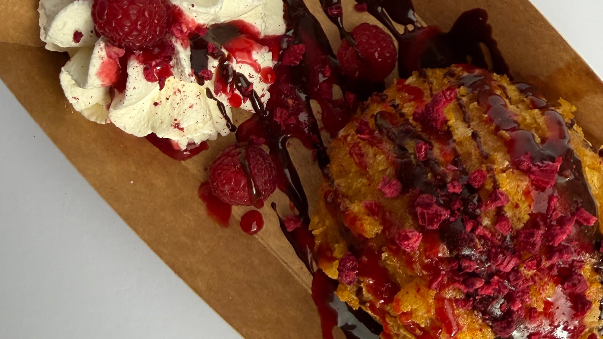 Fried Ice Cream mit Himbeeren und Schokosauce