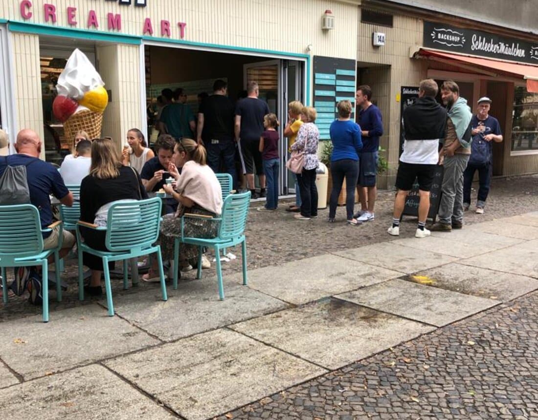 Guests in front of the former Katchi shop on Grolmanstraße