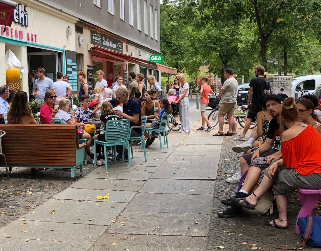 The former Katchi shop on Grolmanstraße at Savignyplatz with guests in front