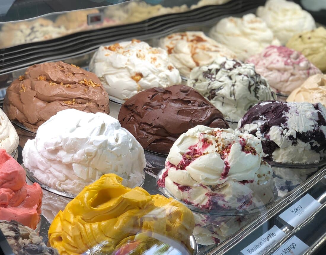 Eissorten aus eigener Herstellung in der Katchi-Vitrine