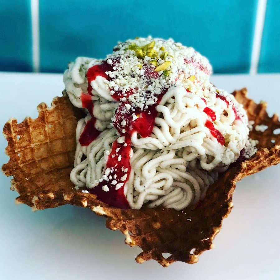 Spaghettieis mit Erdbeersauce in der Waffelschale