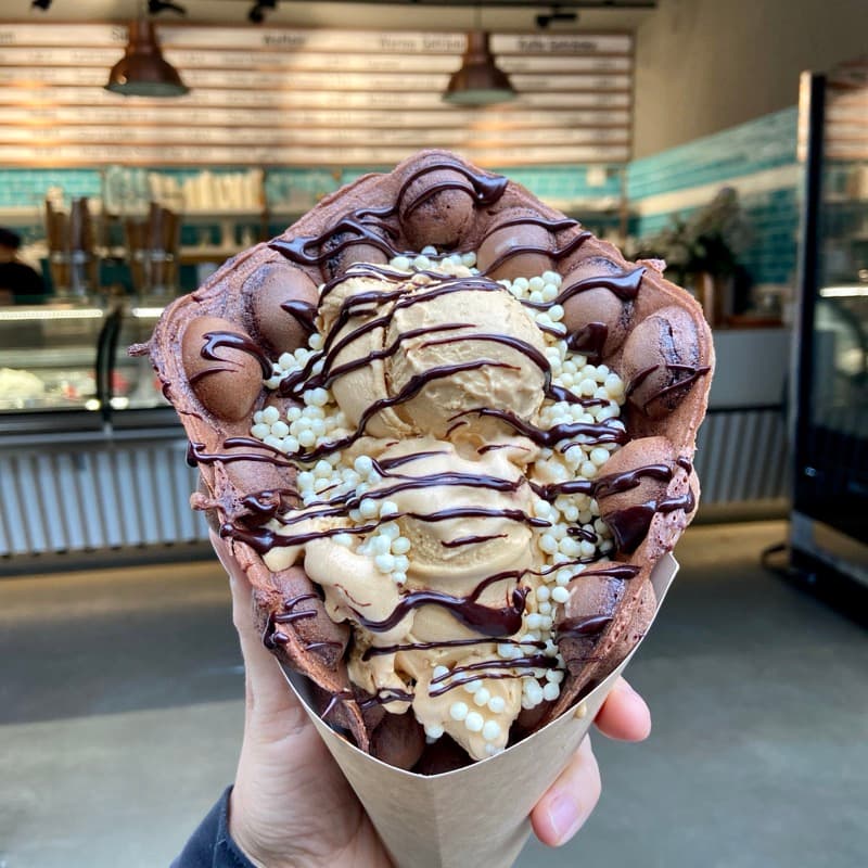 Bubble Waffle mit Eis und Toppings