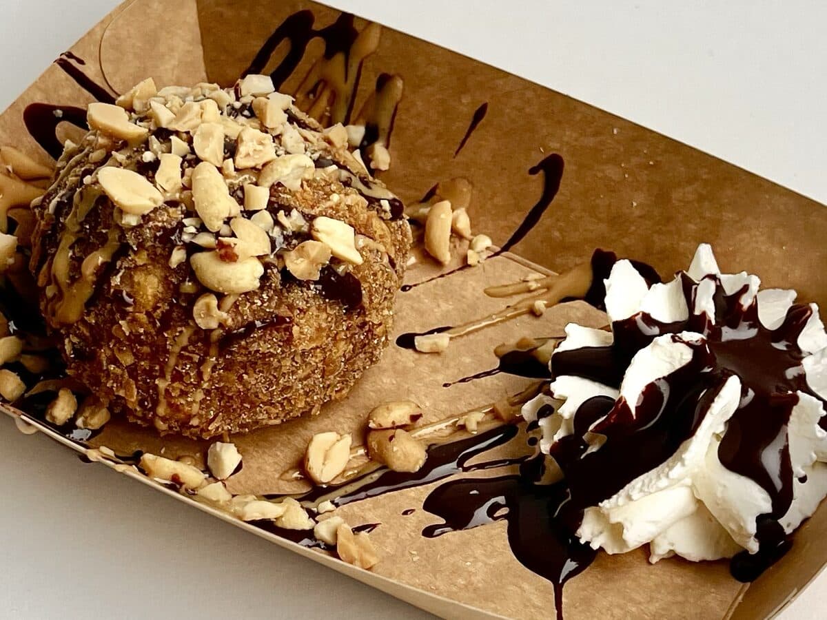 Banana Peanut Crunch: vegane Fried Ice Cream mit Erdnusssauce, Schokofudge und gerösteten Erdnüssen