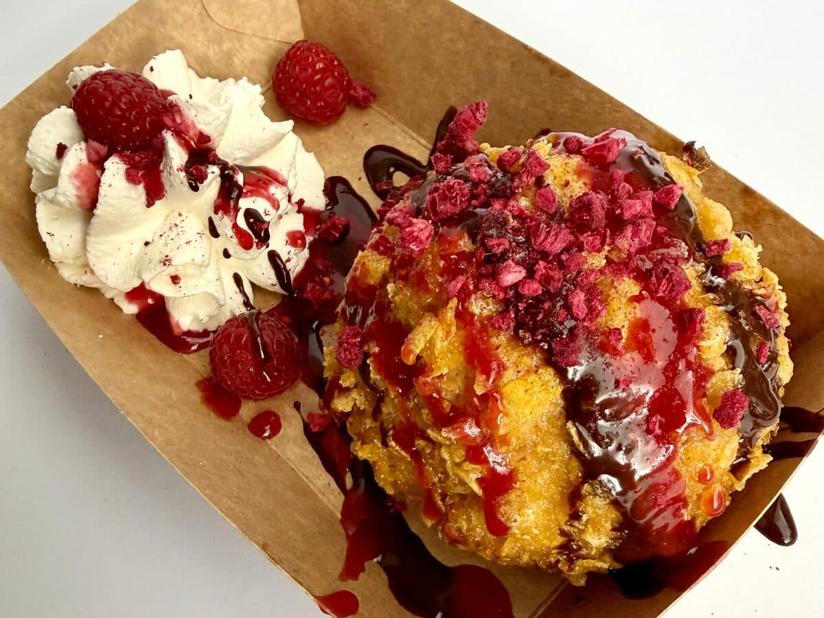 Fried Ice Cream Vanilla Raspberry Crunch mit Himbeersauce und Sahne