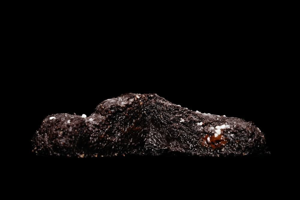 Molten Lava Cookie aufgeschnitten: dunkler Schokoteig mit flüssigem Kern