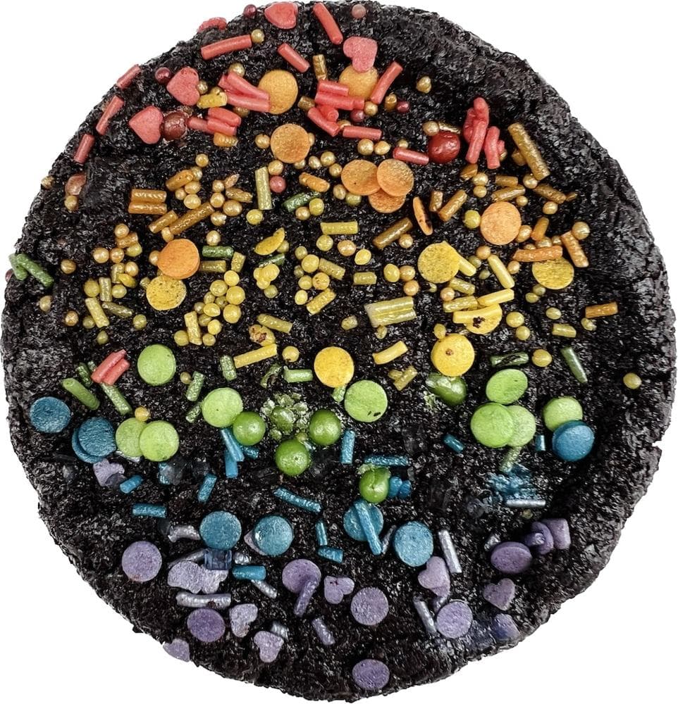 Rainbow Cookie als Double-Chocolate-Variante (vegan) mit bunten Streuseln in Regenbogenfarben