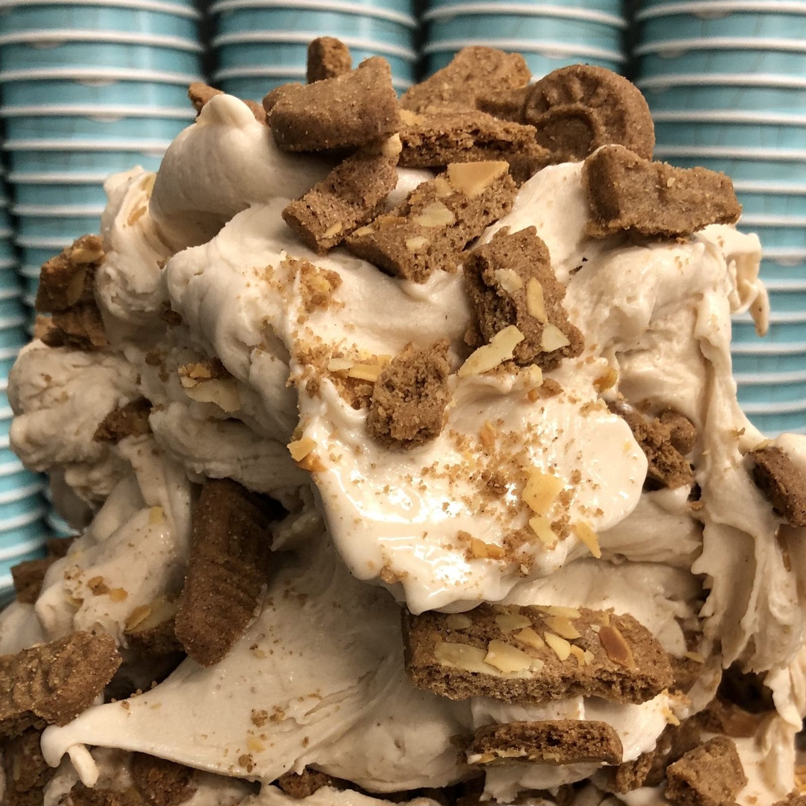 Spekulatius-Eis mit Keksstücken