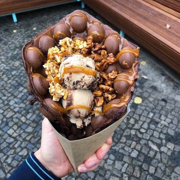 Nuts Bubble Waffle mit Nusseis, Karamell und Nüssen