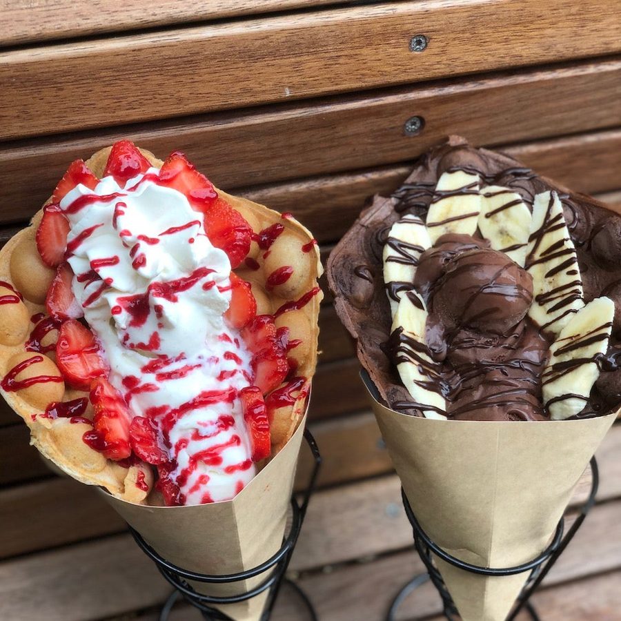 Erdbeer- und Bananen-Bubble-Waffle in Papiertüten
