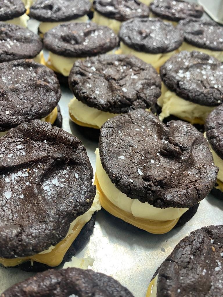 Viele Ice Cream Sandwiches mit Schoko-Cookies auf dem Blech