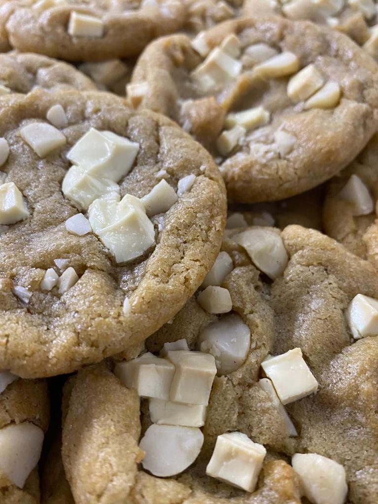 Helle Cookies mit Stücken weißer Schokolade, dicht nebeneinander