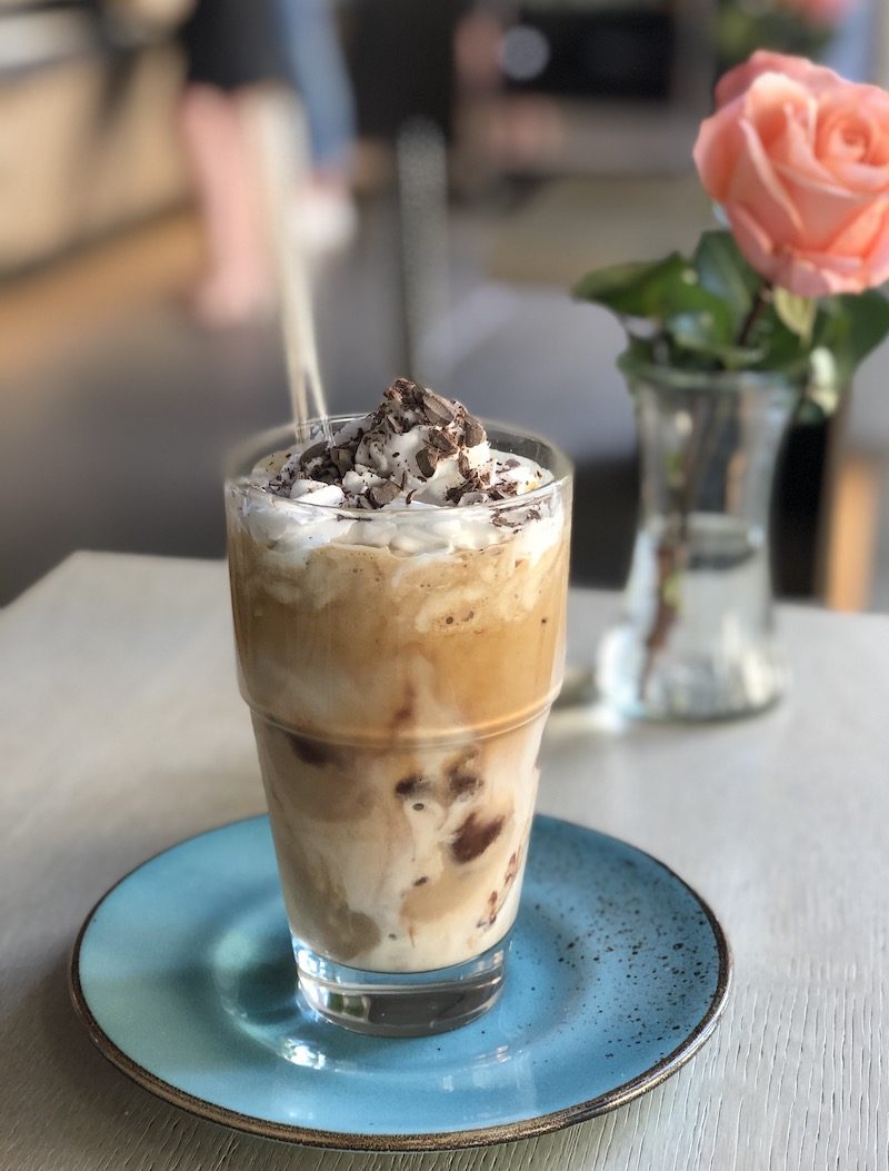 Eiskaffee mit Vanilleeis, Sahne und Schokoraspeln im Glas