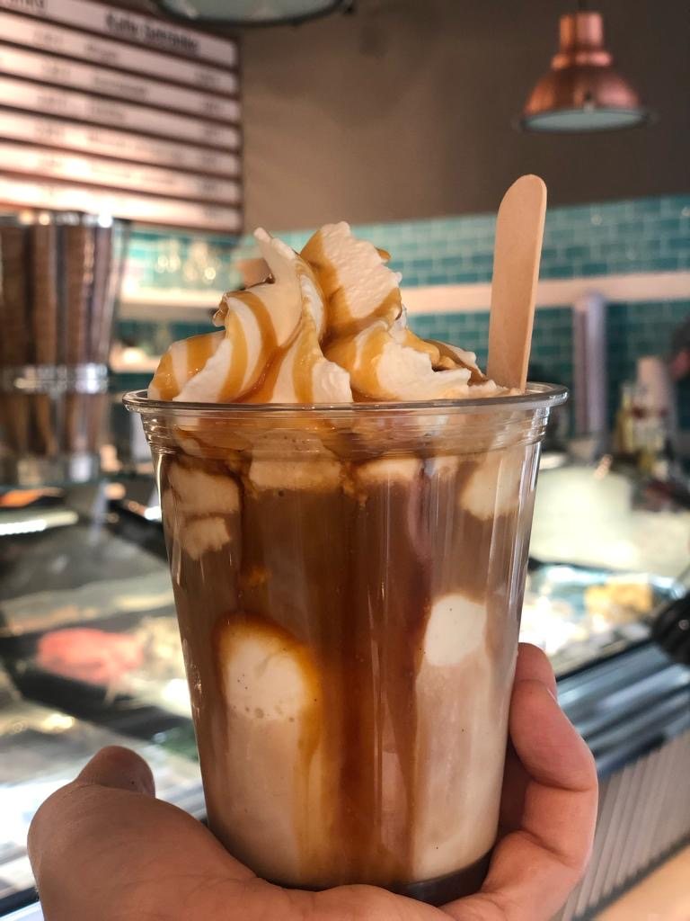 Eiskaffee zum Mitnehmen mit Sahne und Karamellsauce