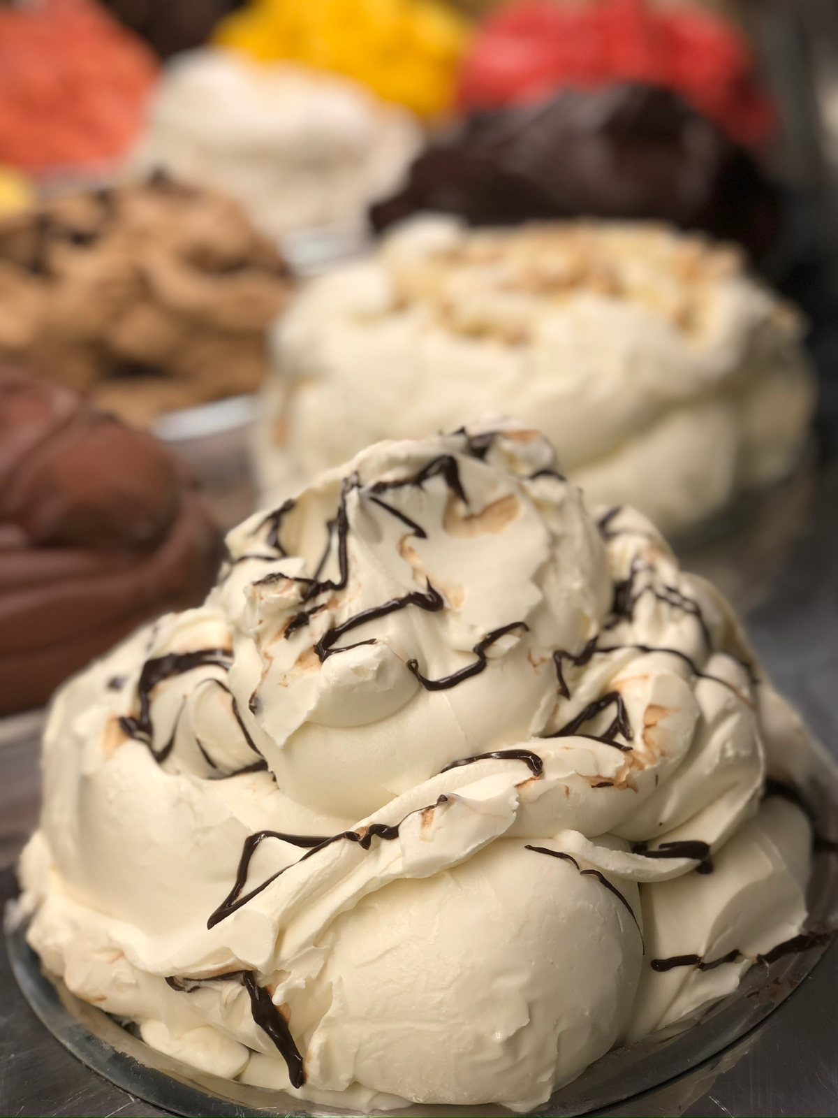 Cremiges Eis mit Schokoladensauce in der Katchi-Vitrine