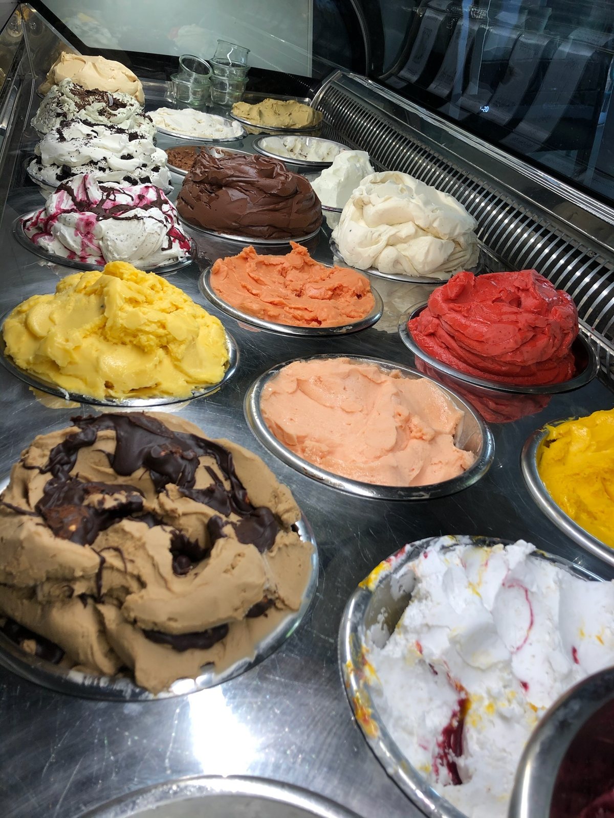Natürliche Farben in der Katchi-Vitrine: Mango, Erdbeere, Schokolade